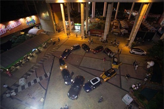 "Hot boy" dùng 11 xe sang xếp thành hình tim cầu hôn bạn gái