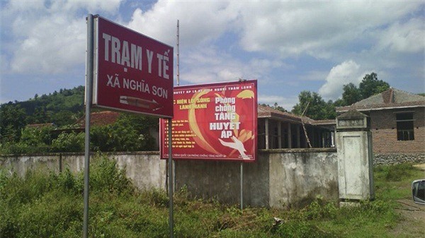 Trạm trưởng y tế chém hai nhân viên rồi tự sát bất thành