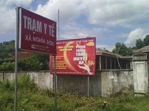 Trạm trưởng y tế chém hai nhân viên rồi tự sát bất thành
