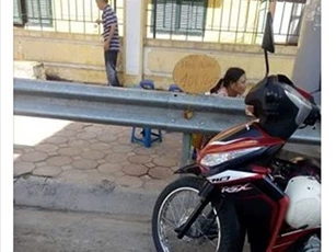 Tấm biển "Hỏi đường 10k/lượt" gây xôn xao dư luận