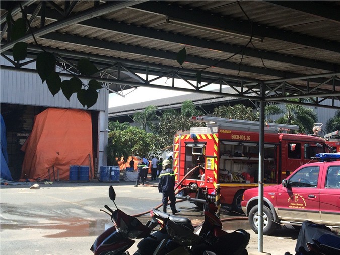 TP.HCM: Cháy lớn tại công ty gỗ, công nhân nháo nhào tháo chạy