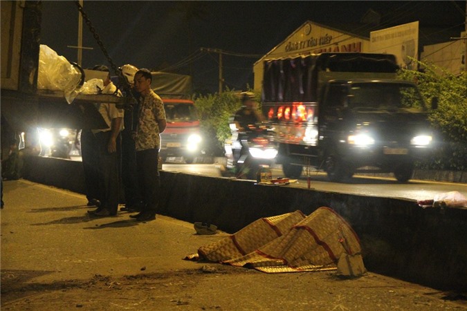 TPHCM: Va chạm với xe chở tôn, nam thanh niên bị tử vong tại chỗ