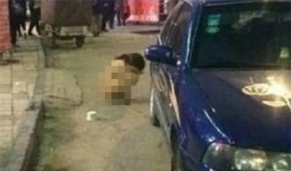 Bắt bạn gái khỏa thân "dạo phố" vì nhắn tin nhớ chồng cũ