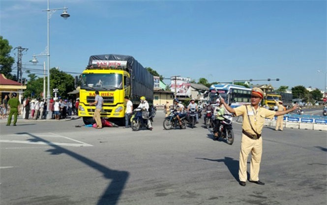 Bị cuốn vào gầm xe tải, bé 10 tuổi tử vong trên đường tới trường