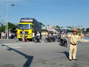 Bị cuốn vào gầm xe tải, bé 10 tuổi tử vong trên đường tới trường