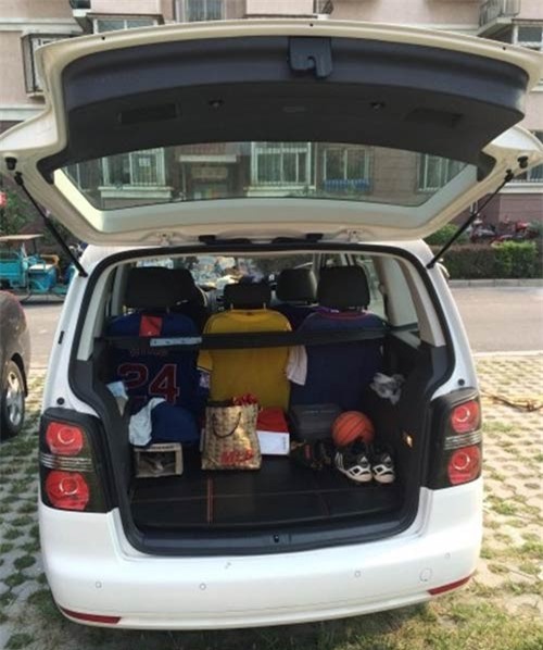 Con trai bắt mẹ già ngồi trong cốp xe, nhường chỗ cho cháu ngủ