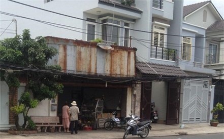 Côn đồ nổi sát khí dùng dao chọc tiết lợn đâm chết bạn nhậu