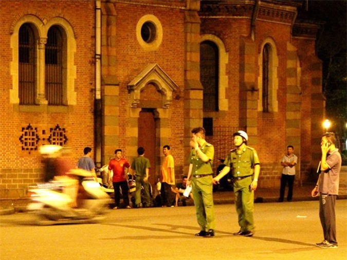 Công an trắng đêm bắt trộm lẩn trốn trong nhà thờ Đức Bà