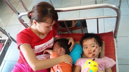 Bị tai nạn giao thông, cả gia đình điều trị trong túng quẫn