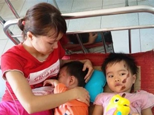 Bị tai nạn giao thông, cả gia đình điều trị trong túng quẫn