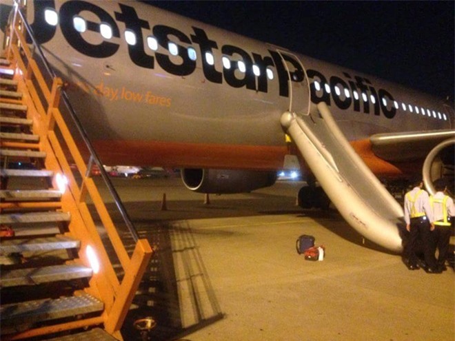 Hành khách tự ý mở cửa thoát hiểm trên máy bay, bung phao cứu sinh