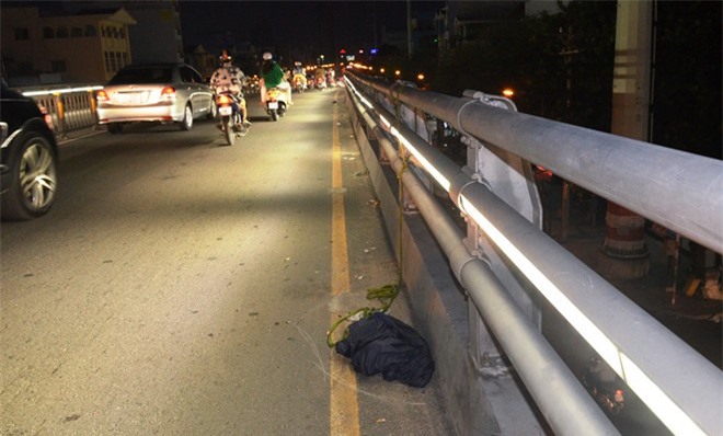 Người đàn ông lên cầu vượt treo cổ tự tử bất thành