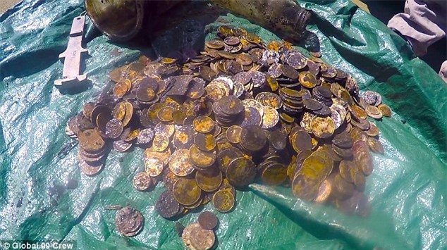 Phát hiện kho báu tiền vàng “khổng lồ” khi dọn đáy biển