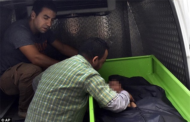 Quặn lòng cảnh ông bố nhập cư gào khóc tiễn biệt con trai 3 tuổi