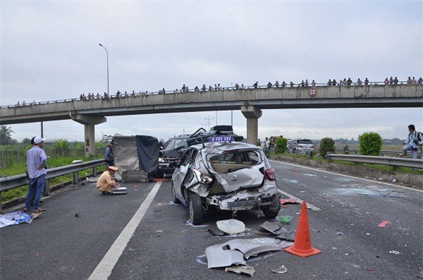 Tai nạn thảm khốc tại TP.HCM: 2 người chết, 2 người vào viện