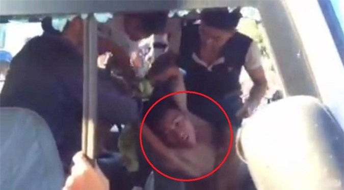 Tạm giữ kẻ đánh phụ xe, cướp vô lăng, náo loạn đường phố