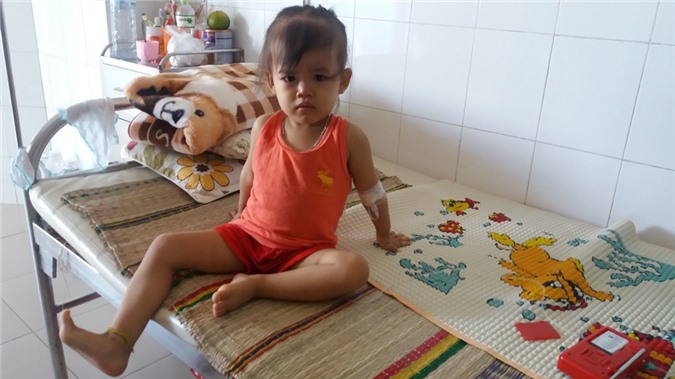 Thương bé 2 tuổi bị ung thư bạch cầu cấp dòng tủy