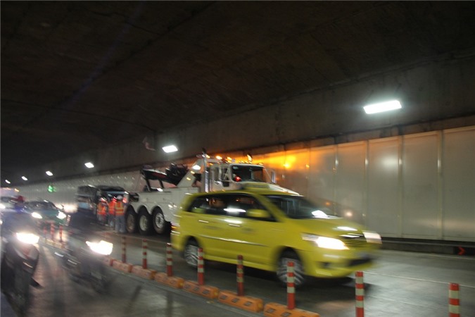 TP.HCM: Người đi đường hoảng hồn khi xe tải bốc khói trong hầm Thủ Thiêm