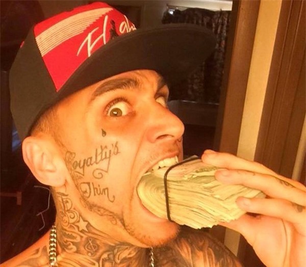 Cướp ngân hàng xong chụp ảnh đăng lên mạng khoe "chiến tích"