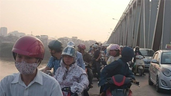 Cứu người đàn ông trung niên nhảy cầu Chương Dương tự tử 