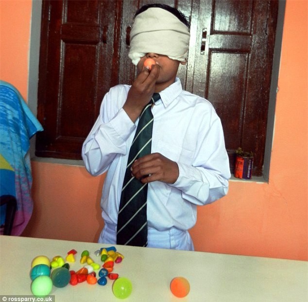 Kinh ngạc cậu bé có thể ngửi mùi để đoán màu sắc