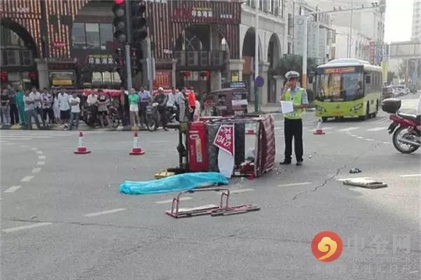 Hoảng hồn người phụ nữ tử nạn bất ngờ sống lại trên đường đến nhà xác