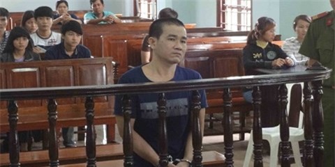 "Yêu râu xanh" lôi em họ từ phòng ngủ ra bụi tre hiếp dâm lĩnh án