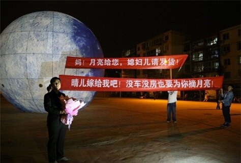 Chàng trai dùng mô hình mặt trăng khổng lồ để cầu hôn bạn gái