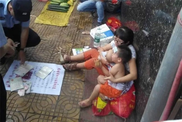 Cô gái 9X mang 3 con trai ruột ra đường tìm người tốt để cho