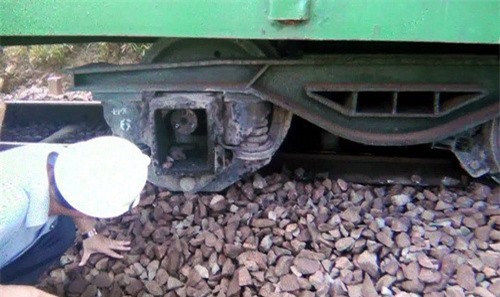 Đường sắt Bắc Nam ách tắc nửa ngày vì lật toa tàu