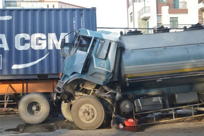 Dân tá hỏa tháo chạy vì xe bồn chở xăng đâm container