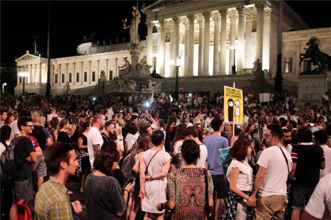 Người di cư vào châu Âu biểu tình đòi trợ cấp 2000 euro/tháng