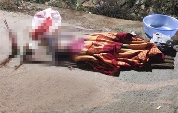 Ông ngoại gào khóc bên thi thể cháu bị công nông cán qua