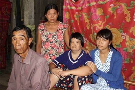 Thương bé lớp 9 một mình chăm cha ung thư, mẹ xuất huyết não