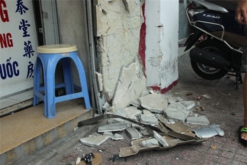 Ô tô lao vào nhà, 2 người phụ nữ nguy kịch