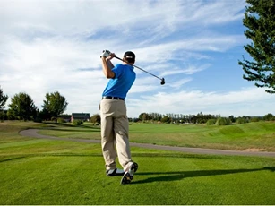 Phó Chủ tịch UBND thành phố bị cách chức vì chơi golf trong giờ làm việc