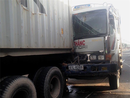 Xe tải đâm sầm vào container, xa lộ Hà Nội ùn tắc cục bộ