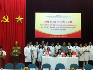 Bệnh viện Bệnh nhiệt đới TƯ ký cam kết đổi mới thái độ phục vụ bệnh nhân