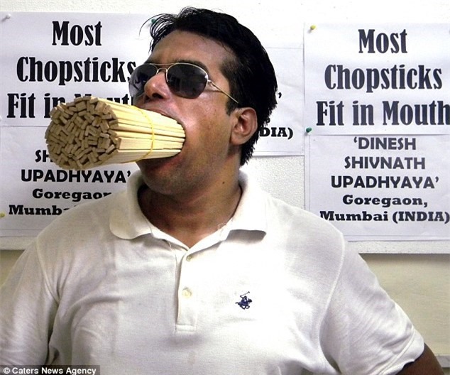 Cận cảnh người đàn ông "siêu dị" có miệng rộng nhất thế giới