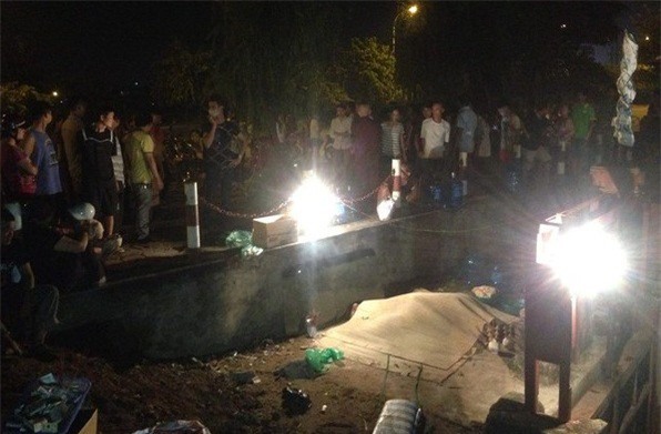  Xót thương hai mẹ con tử vong trong tư thế buộc chặt dưới cống nước 