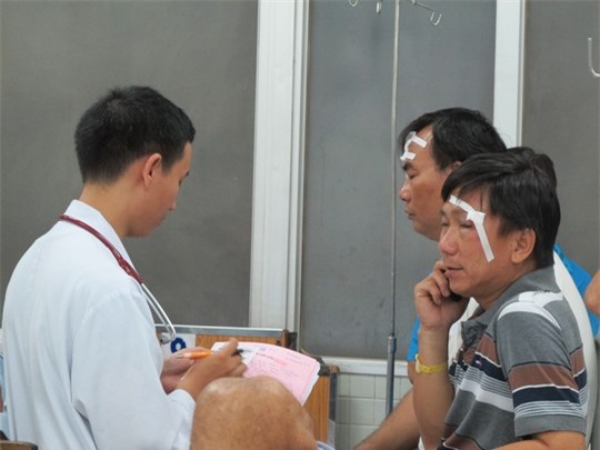 Xe chở cán bộ kho bạc nổ lốp, 4 người nhập viện