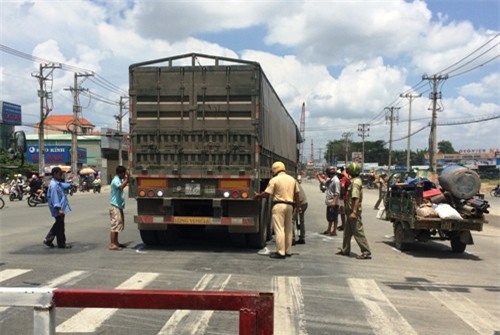 Bé trai 7 tuổi bị xe container cán nát chân