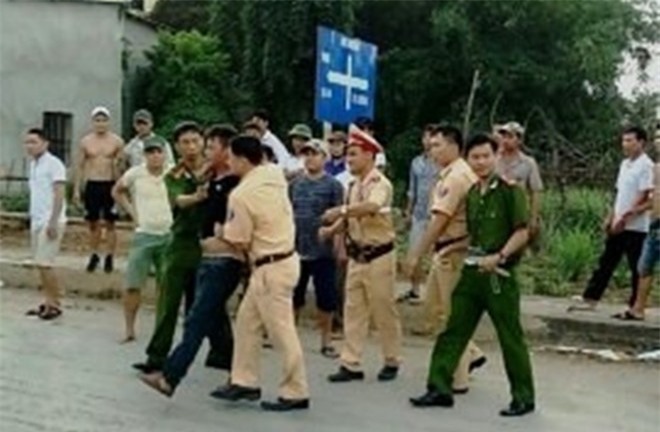 Bị dừng xe, côn đồ xách dao chém tổ cảnh sát giao thông 