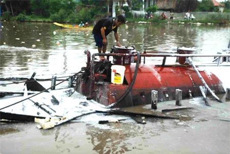 Ghe chở 20.000 lít dầu phát nổ trên sông, 1 người nguy kịch