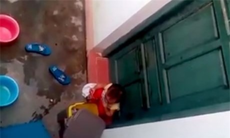 Trẻ mầm non cho rác vào miệng khi bị cô giáo nhốt ở ngoài