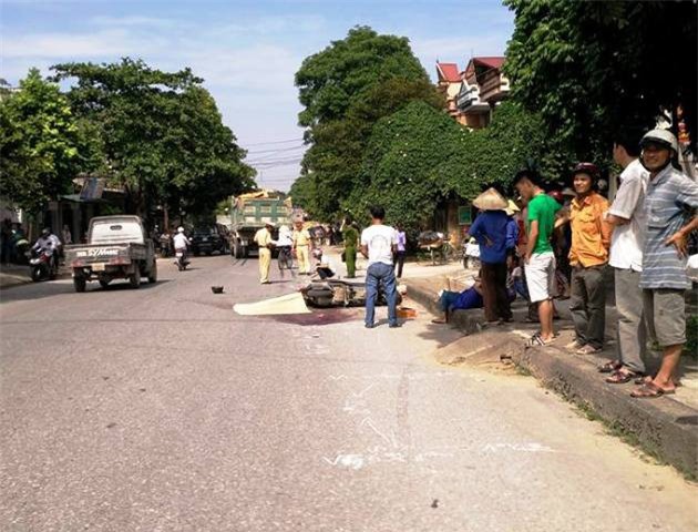 Hoảng hốt xe tải cuốn 2 người đàn ông đi xe máy vào gầm