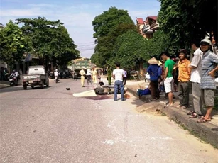 Hoảng hốt xe tải cuốn 2 người đàn ông đi xe máy vào gầm
