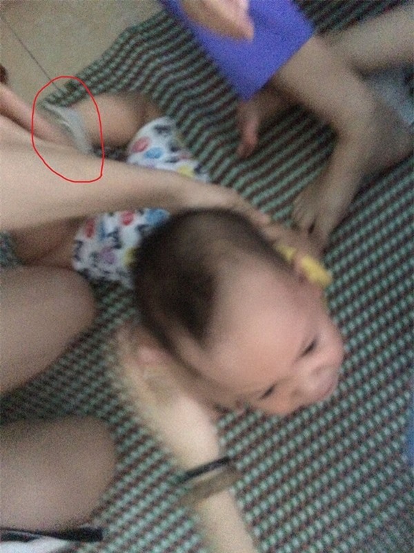 Căm phẫn bảo mẫu nhét giẻ vào mồm, trói chân bé 14 tháng