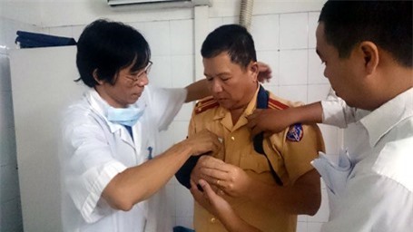 Hà Nội: Nam thanh niên say rượu ném gãy tay CSGT