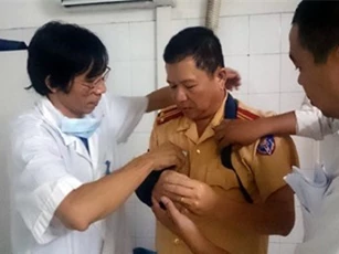 Hà Nội: Nam thanh niên say rượu ném gãy tay CSGT